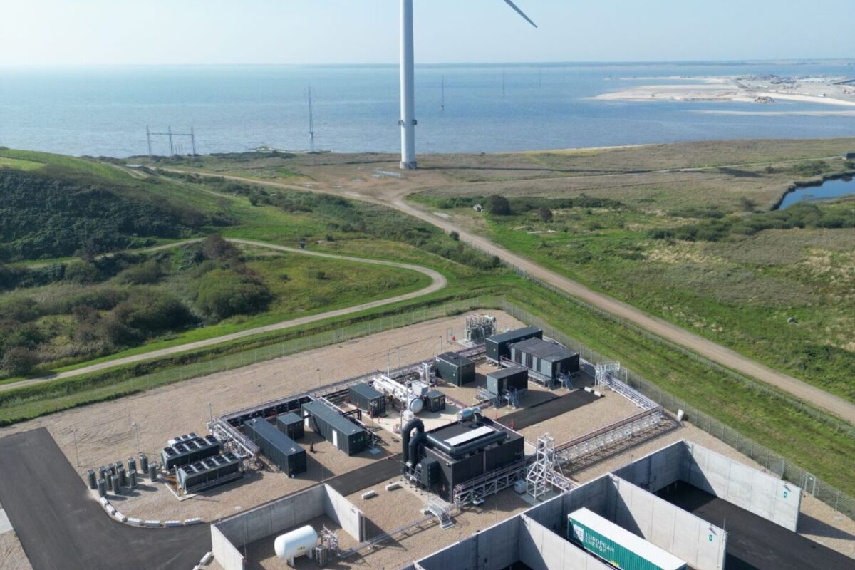 På anläggningen i Måde, Danmark vid havet tillverkar vi grön vätgas