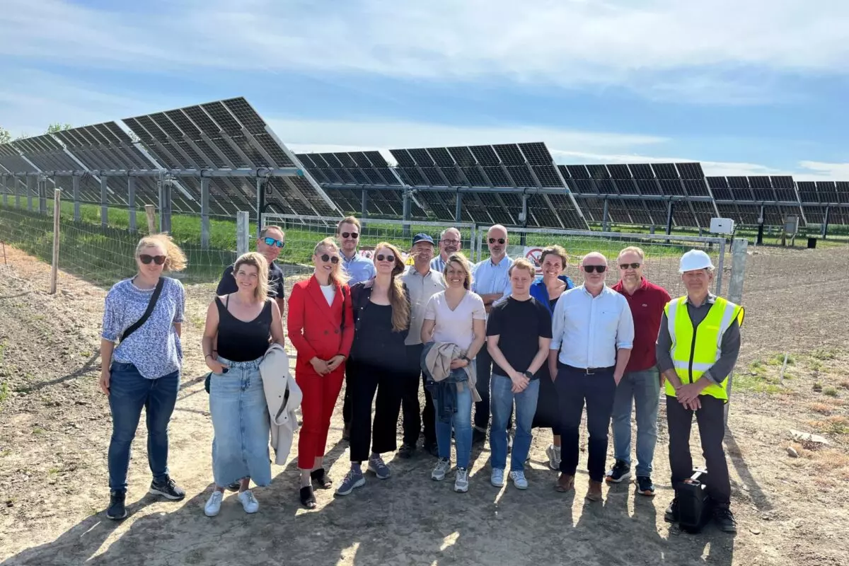 Det svenska teamet i Flakkebejerg solpark testanläggning, Danmark. Förnybar energi i praktiken.