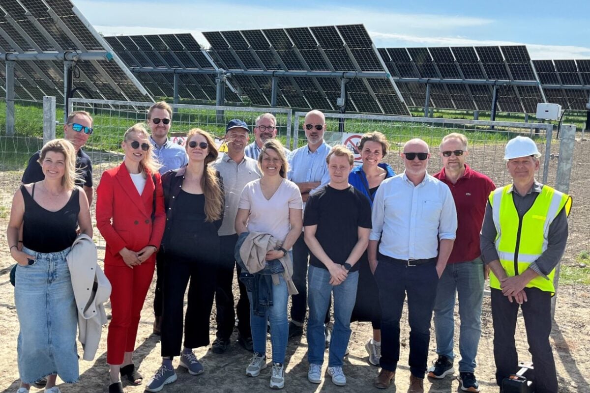 Det svenska teamet i Flakkebejerg solpark testanläggning, Danmark. Förnybar energi i praktiken.