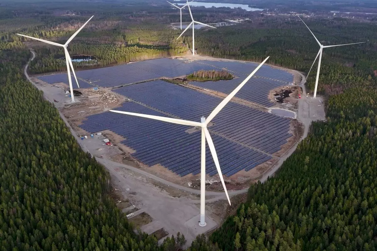 Skåramåla hybridpark i Ryd, Tingsryds kommun i skogsmark. Vindkraftverk och solpaneler i en soclellspark