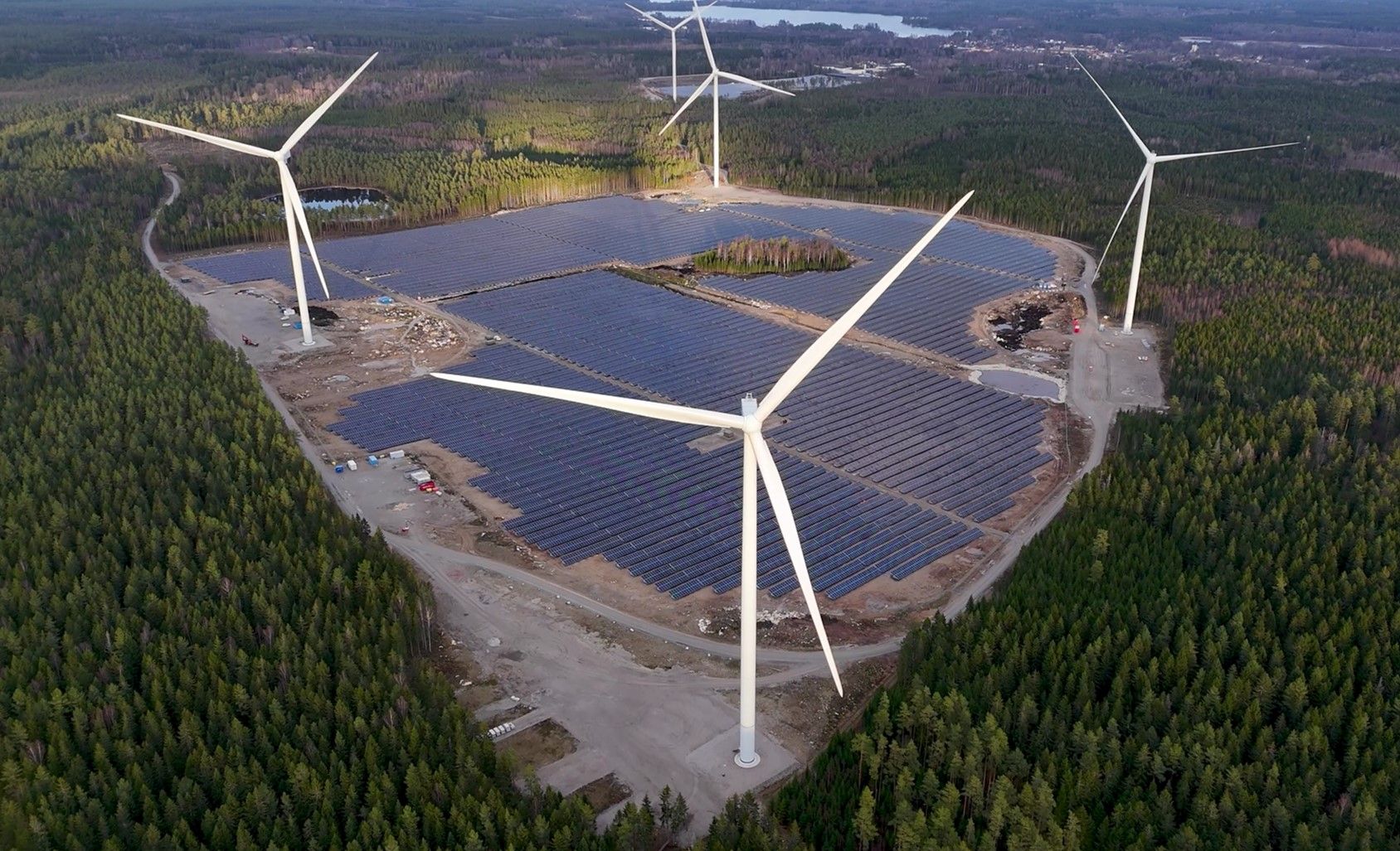 Skåramåla hybridpark i Ryd, Tingsryds kommun i skogsmark. Vindkraftverk och solpaneler i en soclellspark