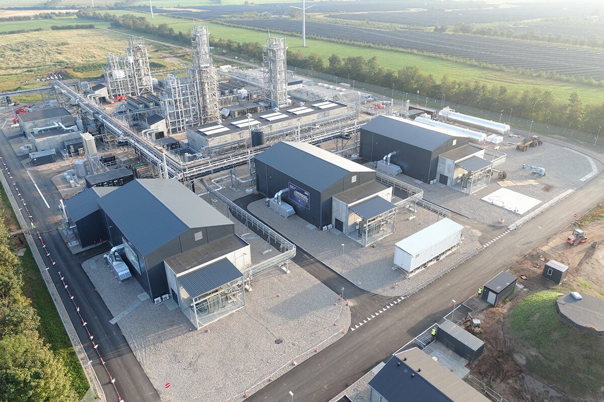 Kassö en Power-to-X-anläggning på Jylland i, Danmark. Anläggninge tillverkar e-metanol av sol- och vindenergi På bilden syns anläggningen med byggnader och elektrolysörer.